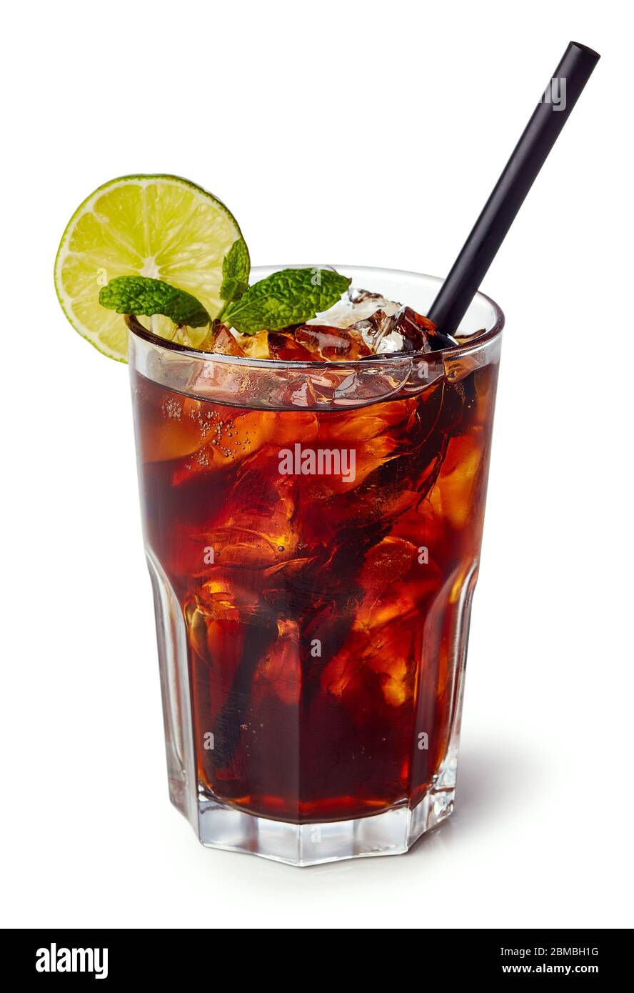 Ein Glas cuba Libre oder langer Iced Tea auf weißem Hintergrund isoliert Stockfoto