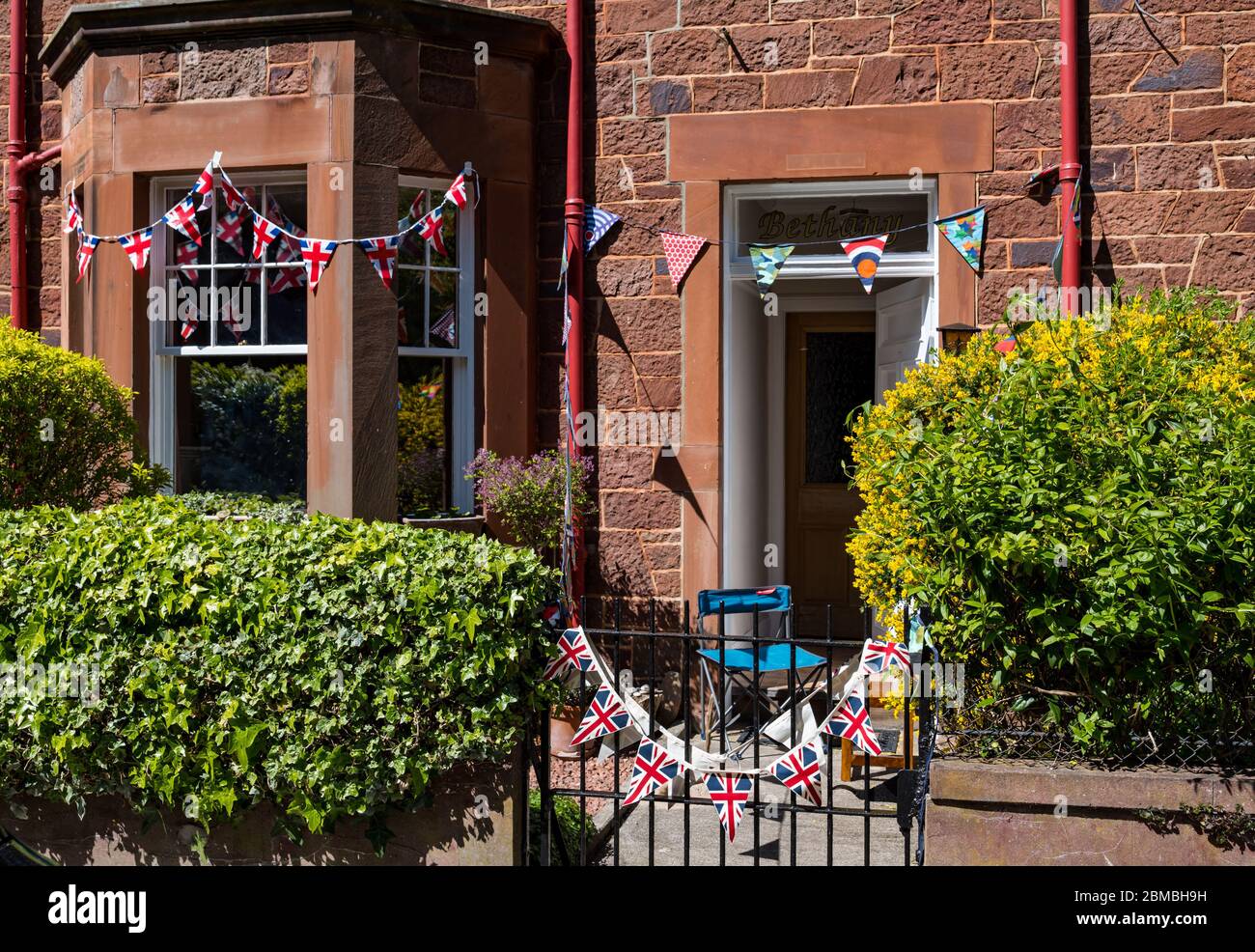 North Berwick, East Lothian, Schottland, Großbritannien. Mai 2020. VE Day Feiern: Ein viktorianisches Haus mit Apfenmalung am 75. Jahrestag des Sieges in Europa Stockfoto