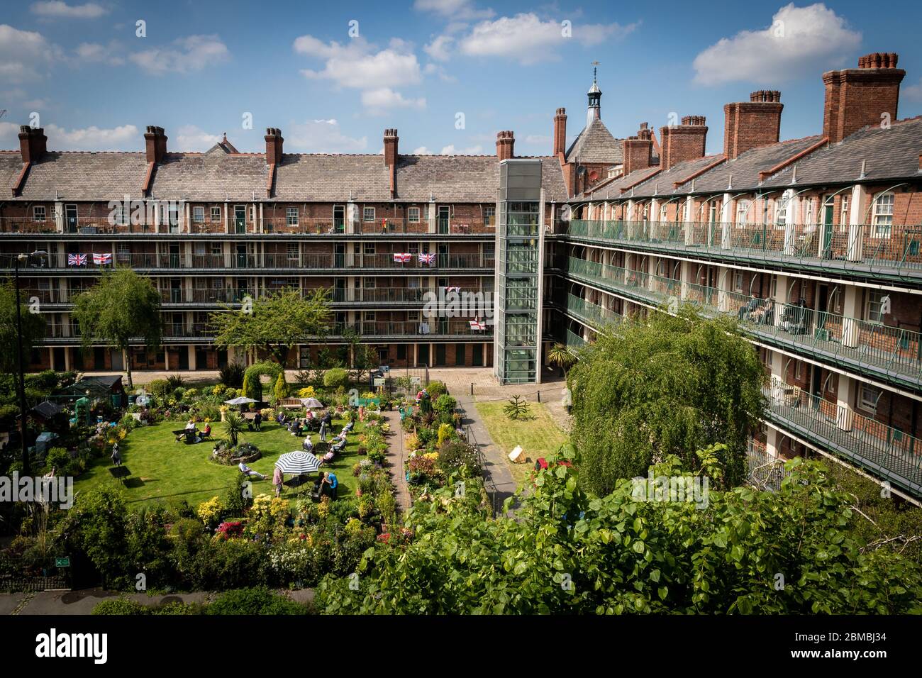 Manchester, Großbritannien. Mai 2020. Die Bewohner des Victoria Square feiern den VE Day mit einer sozialen Fernfeier im Garten, die vom verstorbenen Trevor Jones entwickelt wurde, der letzten Monat leider verstorben ist. Heute jährt sich das Ende des Zweiten Weltkriegs zum 75. Mal, als Großbritannien und seine Verbündeten Nazi-Deutschland besiegten. Aufgrund der COVID-19 mussten die Feierlichkeiten dieses Jahr an soziale Distanzierungsmaßnahmen zum Schutz der Bevölkerung nach Todesfällen im Landkreis auf über 30000 angestiegen sein. Kredit: Andy Barton/Alamy Live News Stockfoto