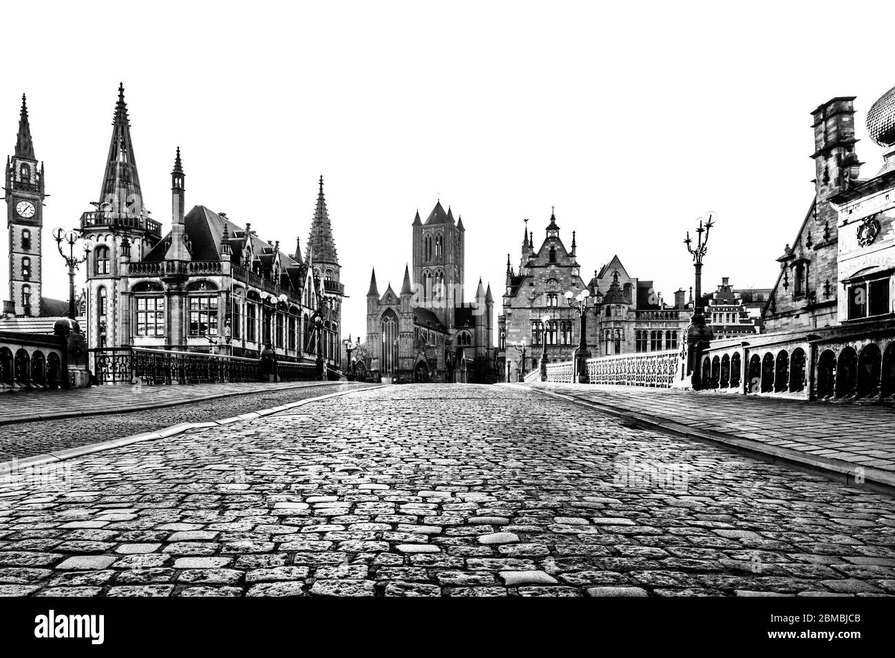 Gent, Belgien: Schwarz und Weiß Skyline der Stadt Wahrzeichen von St. Michael's Bridge bei wenig Licht gesehen bei Sonnenaufgang. Es gibt keine Personen, die Stockfoto