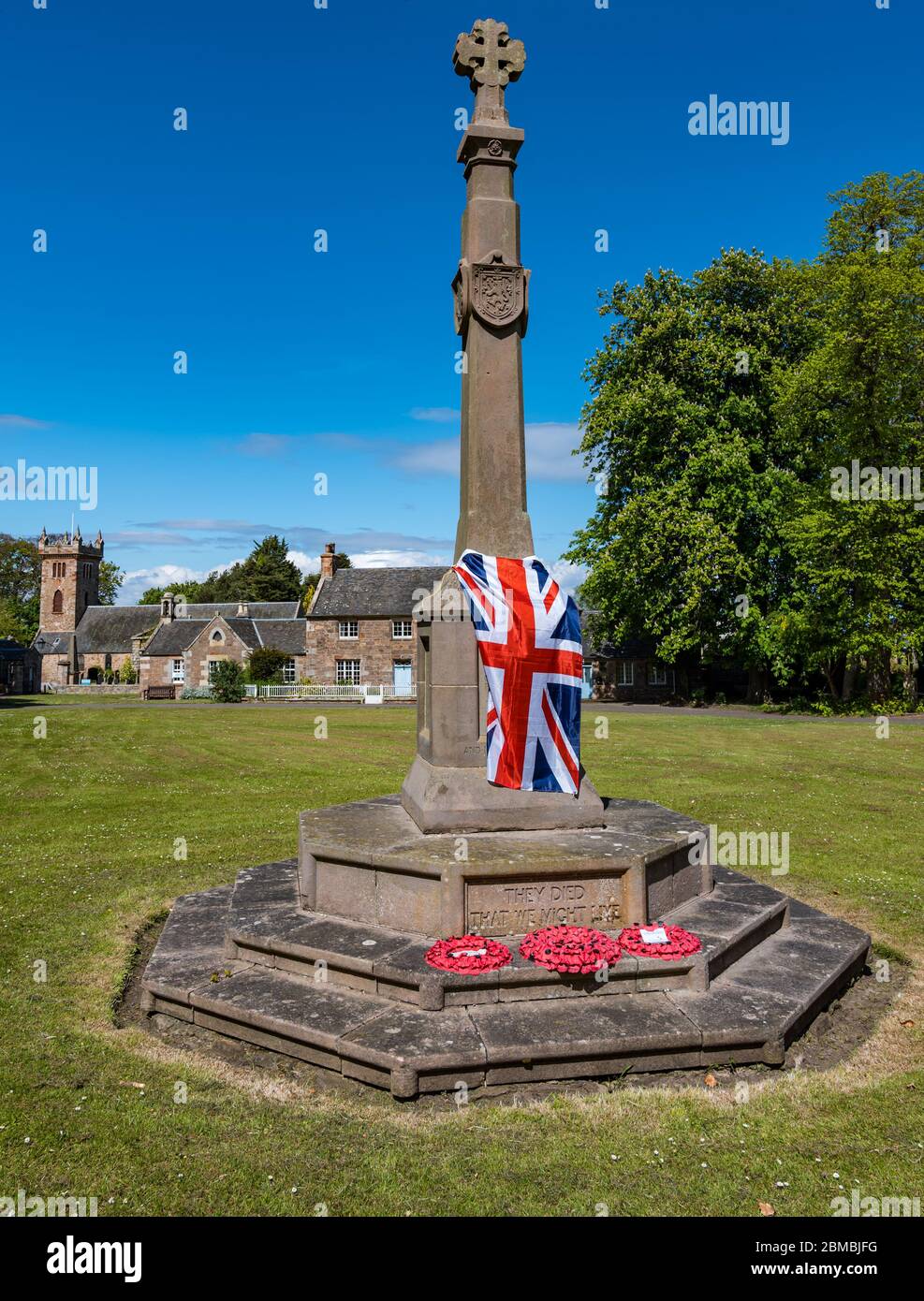 Dirleton Village, East Lothian, Schottland, Vereinigtes Königreich. Mai 2020. VE Day Feiern: Eine Union Jack Flagge drapierte über dem Kriegsdenkmal im Dorf grün auf dem 75. Gedenken an den Sieg in Europa Tag Stockfoto