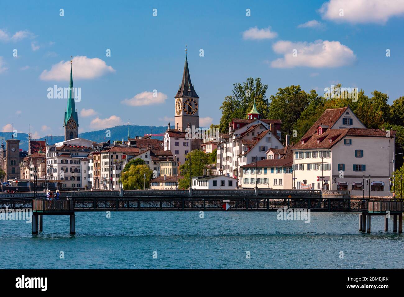 Berühmte Fraumünster und St. Peter Kirche und Limmat Altstadt von Zürich, der grössten Stadt der Schweiz Stockfoto