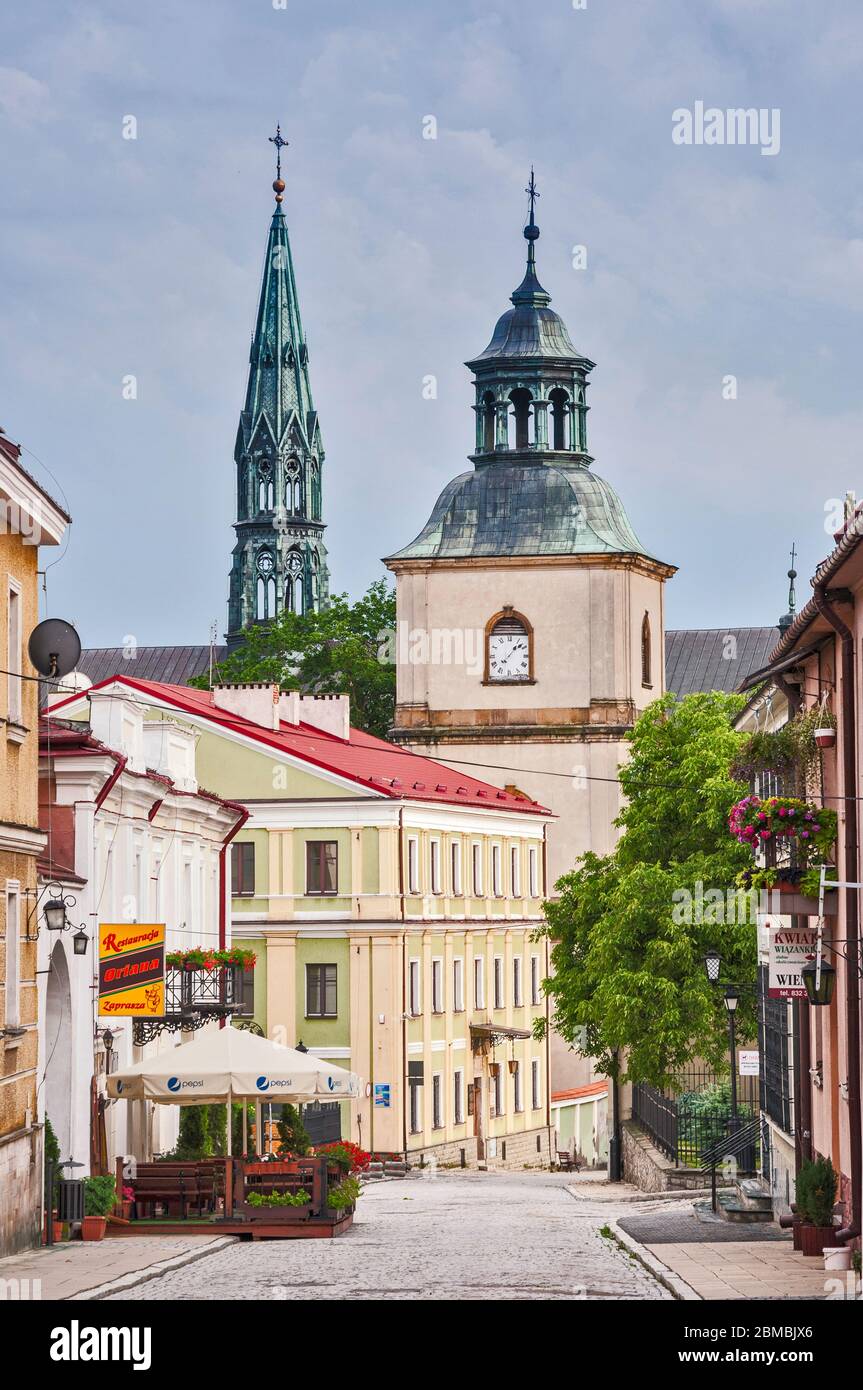 Mariacka Straße mit Kathedrale und Glockentürmen, Blick vom Rynek oder Marktplatz in Sandomierz, Malopolska aka Kleinpolen Region, Polen Stockfoto