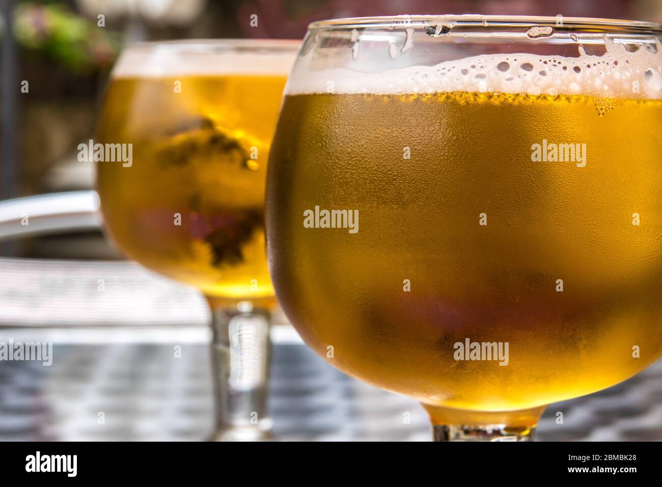Kaltes Bier trinken Wassertropfen auf ein Glas Bier Stockfoto