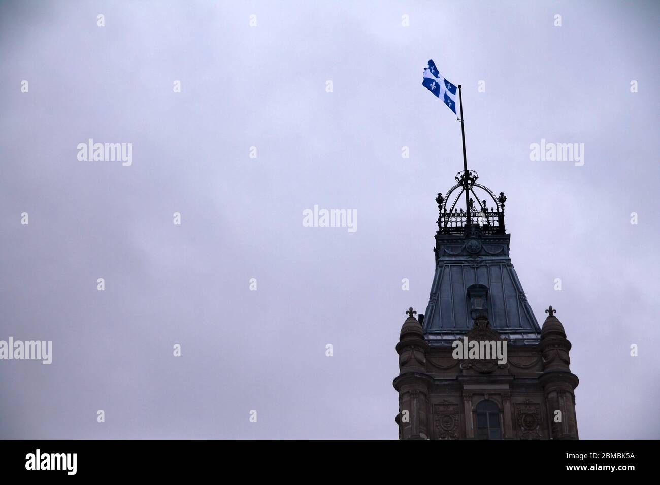 Die blau-weiße Flagge von der Spitze des parlamentsturms Stockfoto