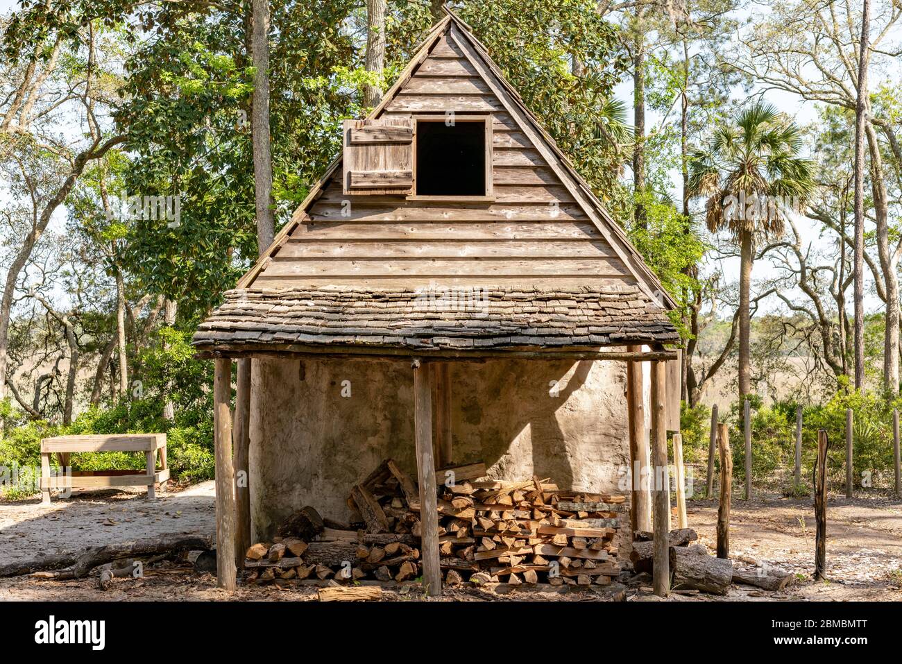 Hütte in den Georgia Hinterwäldern mit einem Holzstapel draußen. Stockfoto