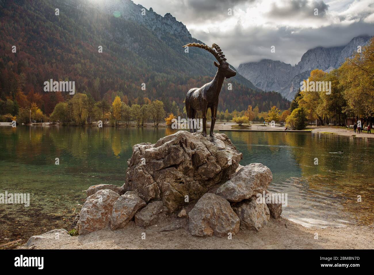 Jasna See mit dem Denkmal der Bergziege - Gämse Zlatorog vor. Nationalpark Triglav, Slowenien Stockfoto