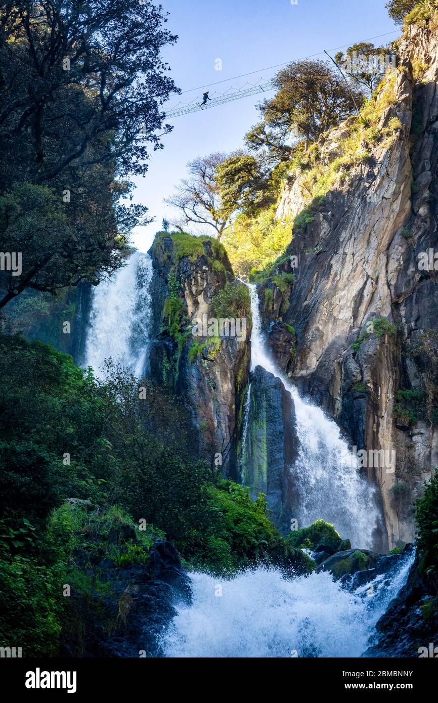 Ein Tourist auf der Hängebrücke über den Quetzalapan Wasserfällen, Chignahuapan, Puebla, Mexiko. Stockfoto