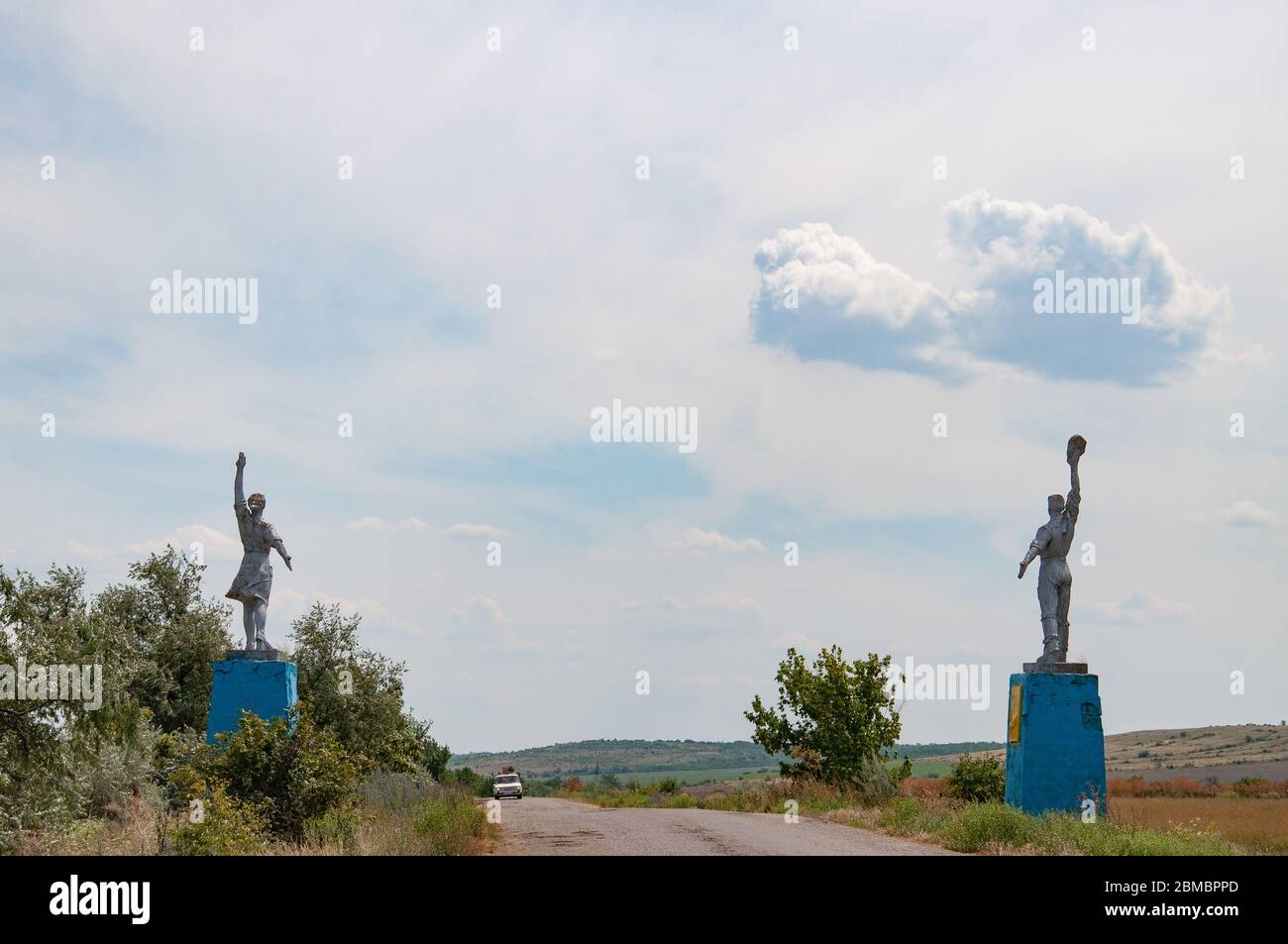 Silhouetten von Arbeiter und Kolchose Frau Stil Statuen an Straßenrändern. Sozialrealismus Denkmäler in der Landschaft der Ukraine Stockfoto