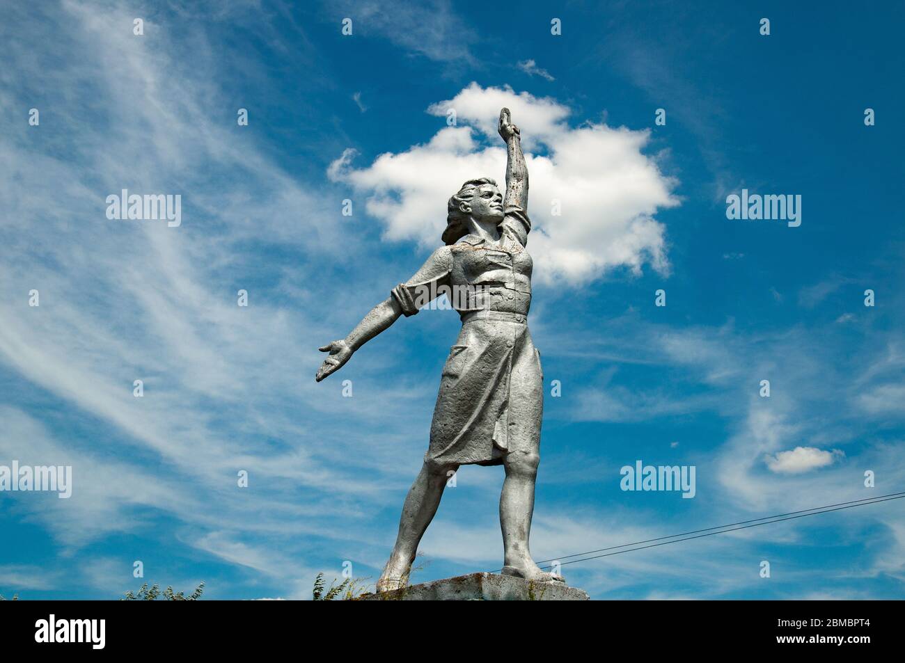 Silhouette der sowjetischen Frau Statue mit blauem Himmel und weiße Wolke auf Hintergrund Stockfoto