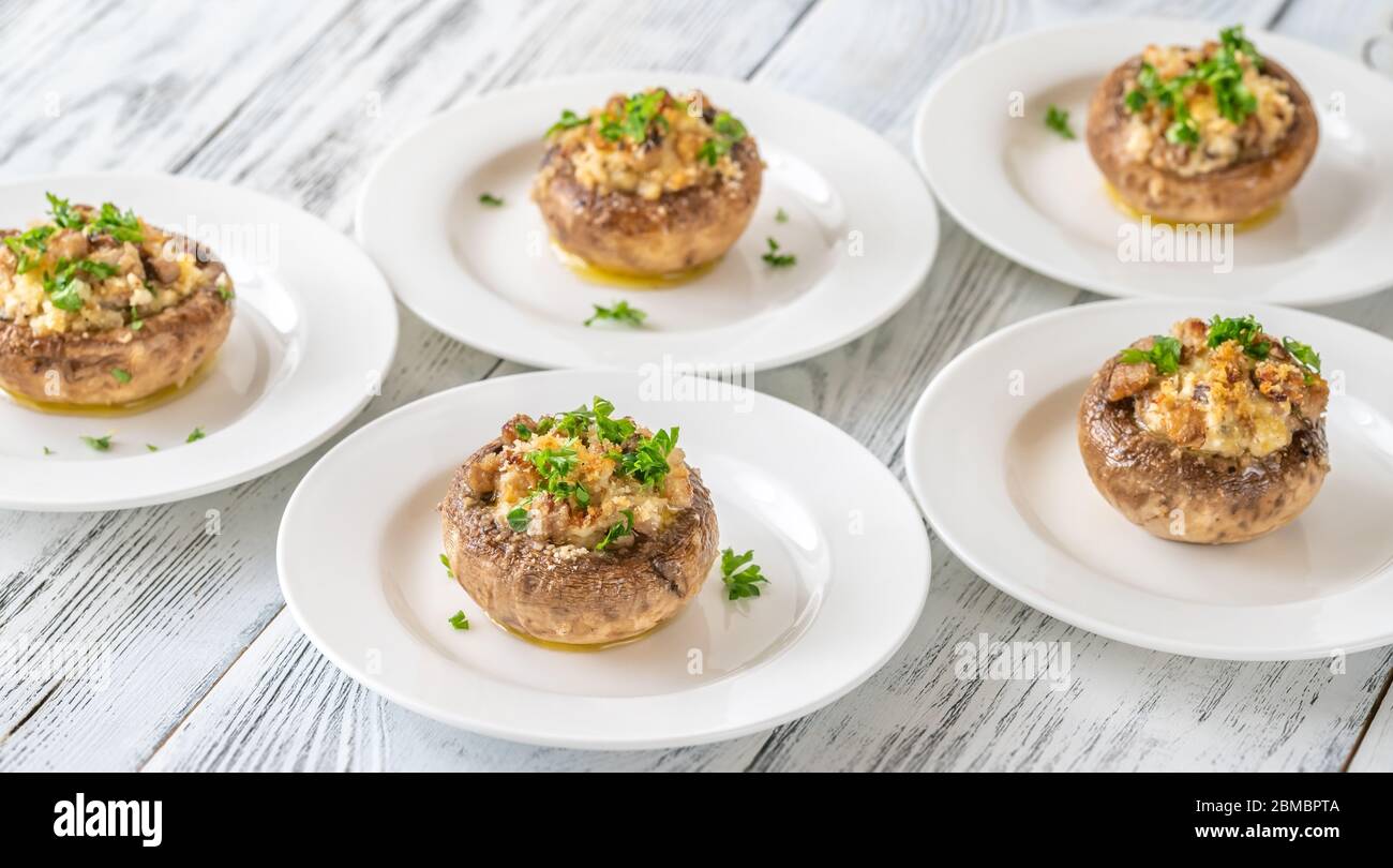 Gefüllte Pilzkappen mit Frischkäse, Semmelbröseln und Parmesan Stockfoto