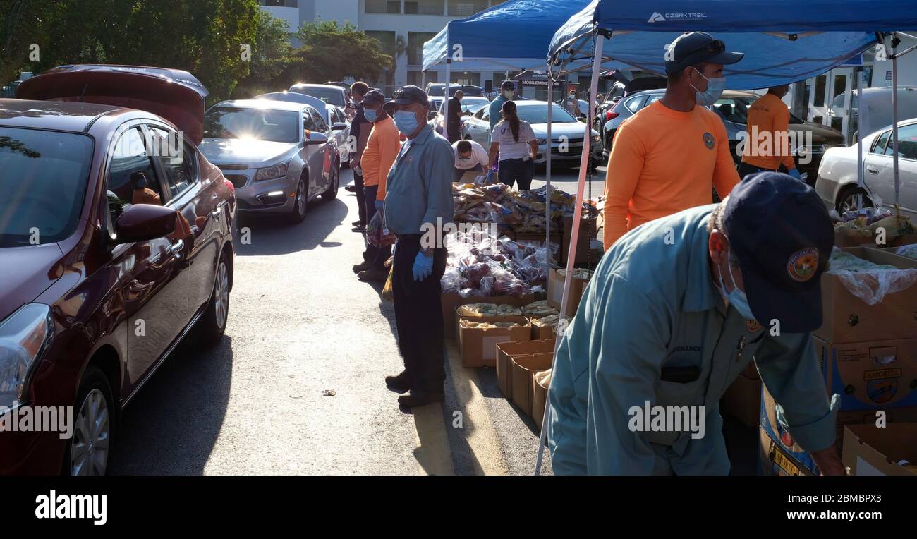 Hialeah Gardens, Usa. Mai 2020. Fahrzeuge stehen für eine Drive-Thru-Verteilung von Lebensmitteln bereit, die von der Master Academy Charter Middle/High School gesponsert wird, um die Bewohner von Hialeah Gardens während der COVID-19-Pandemie in Florida am Freitag, 8. Mai 2020, zu ernähren. Die Verteilung auf die ersten 500 Fahrzeuge begann um 8 Uhr morgens und um 8:30 Uhr wurden fast 240 Fahrzeuge gewartet. Foto von Gary I Rothstein/UPI Quelle: UPI/Alamy Live News Stockfoto