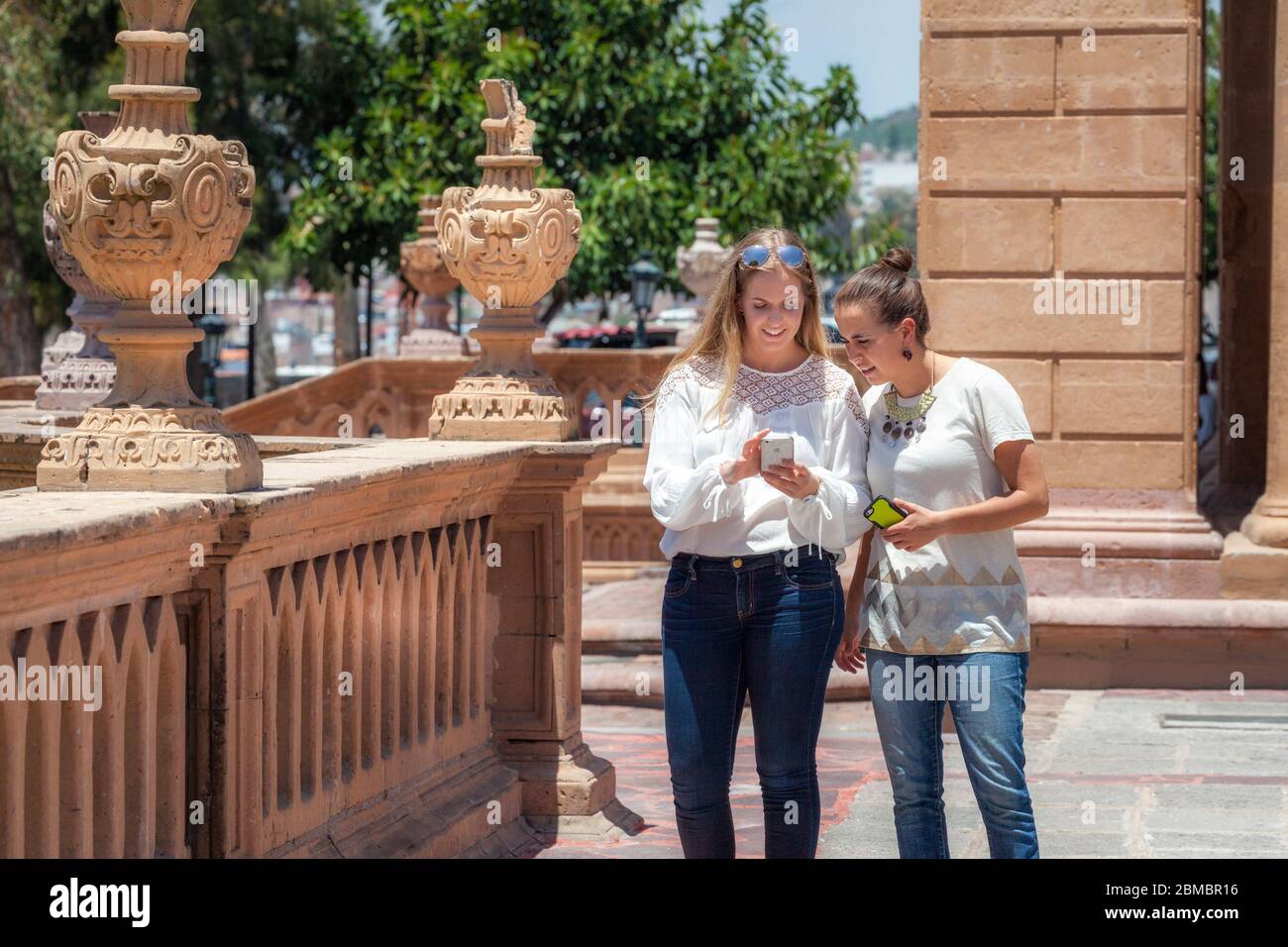 Zwei Teenager vergleichen Fotos im El Calvario in Lagos de Moreno, Jalisco, Mexiko. Stockfoto