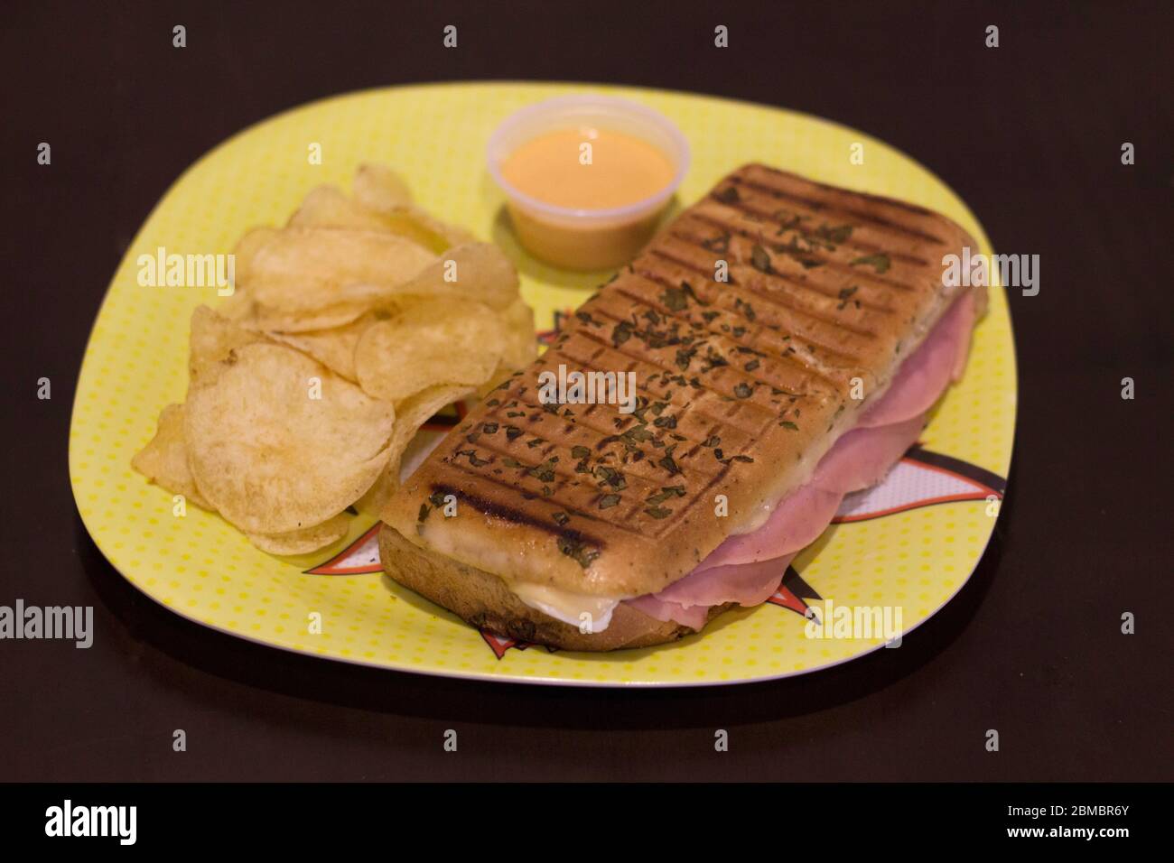 Schinken Panini mit Pommes Frites und Dressing Stockfoto