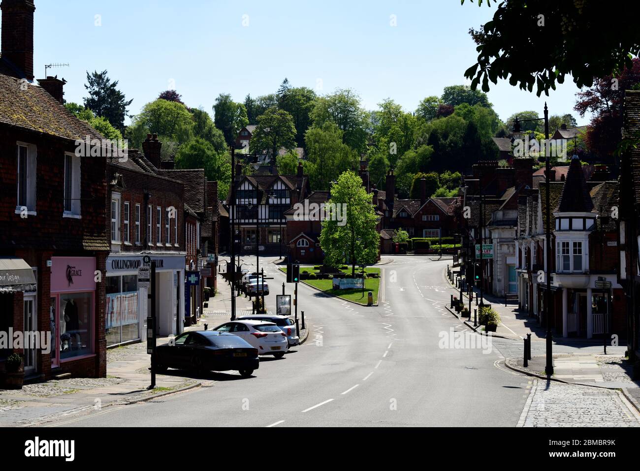 Eine normalerweise geschäftige High Street ist nach Einführung von Lockdown-Maßnahmen während der Coronavirus-Pandemie (COVID-19) in Haslemere, Surrey, Großbritannien, nun verlassen. Stockfoto