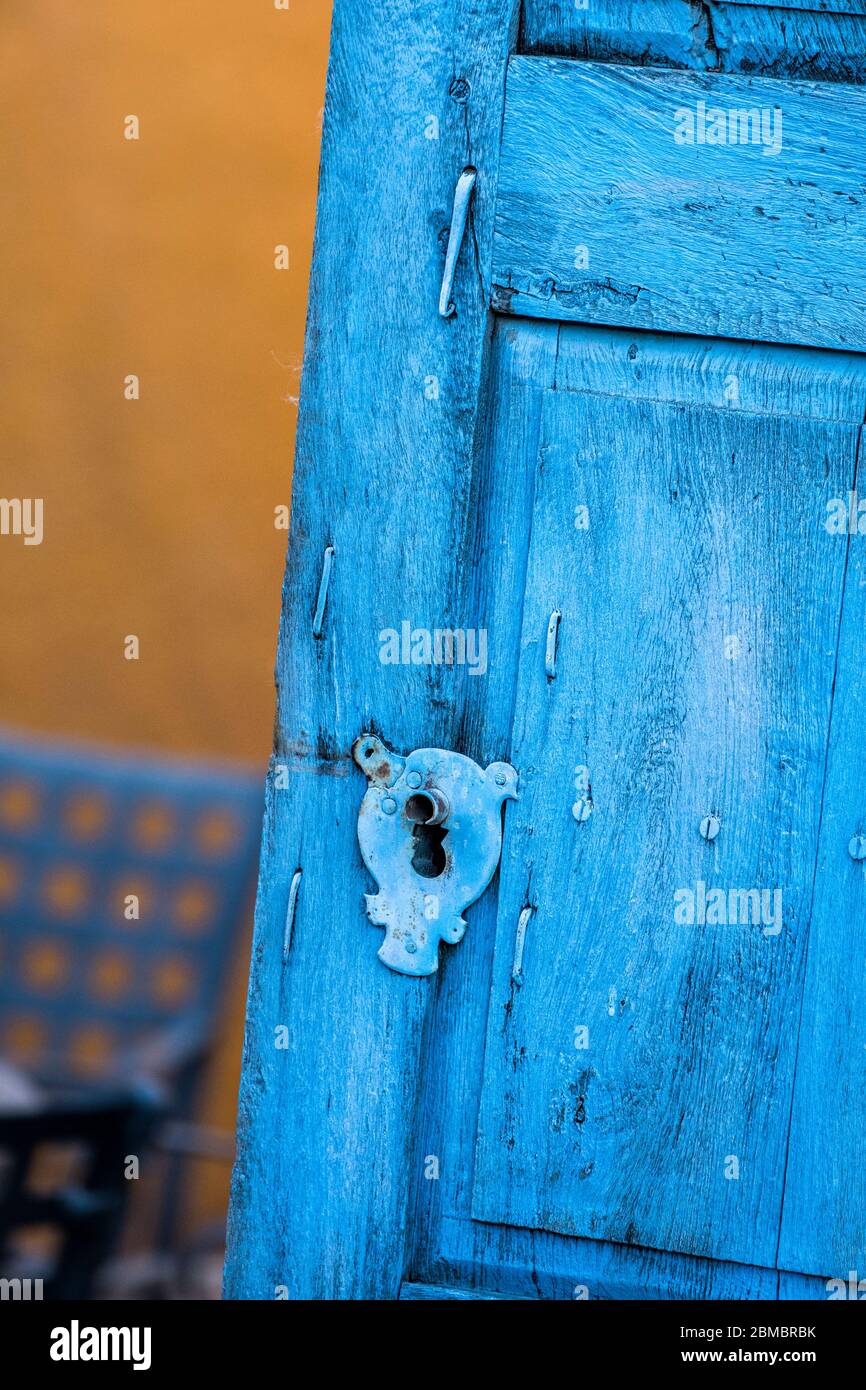 Eine verwitterte, blaue Tür an der Hacienda Sepulveda in Lagos de Moreno, Jalisco, Mexiko. Stockfoto