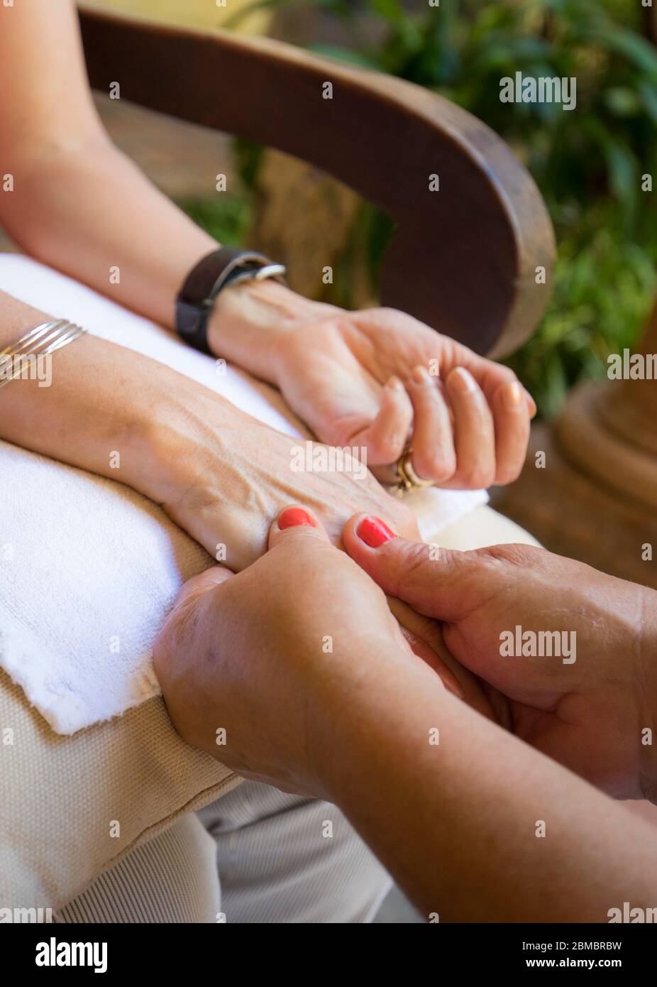 Eine einladende Handmassage bei der Ankunft in der Hacienda Sepulveda in Lagos de Moreno, Jalisco, Mexiko. Stockfoto