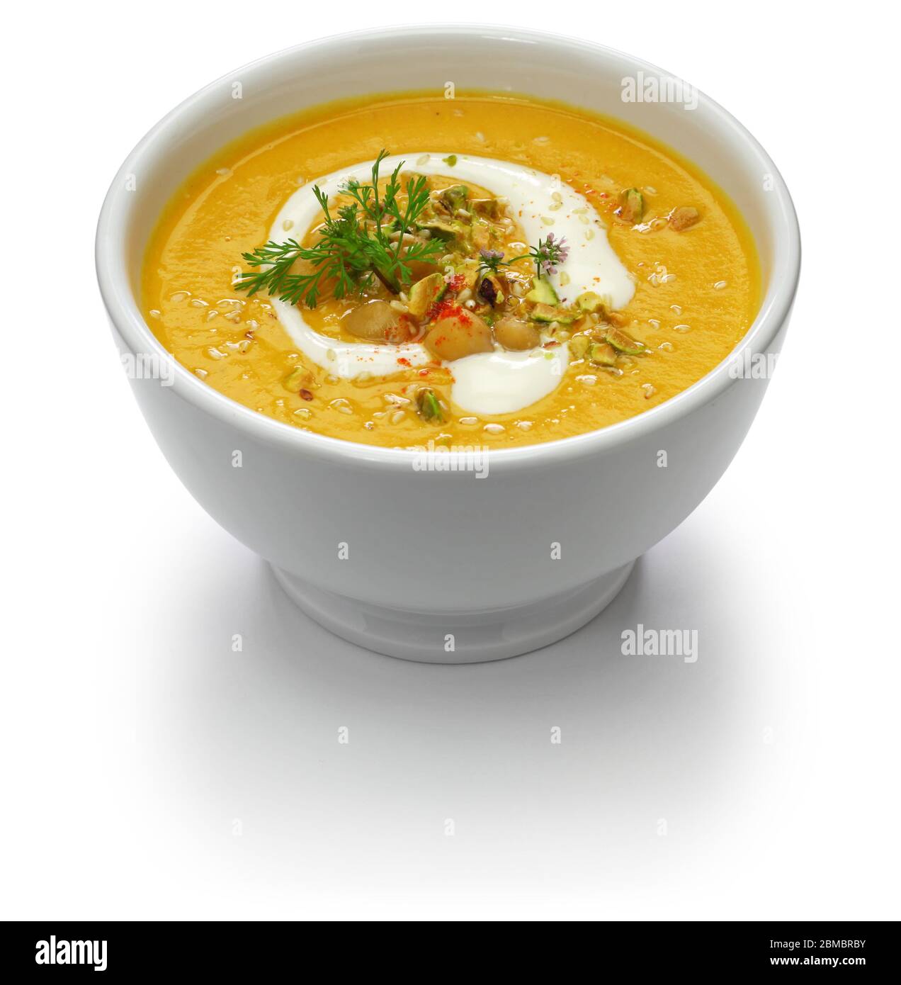 Karotten-Tahini-Suppe mit Kichererbsen Stockfoto