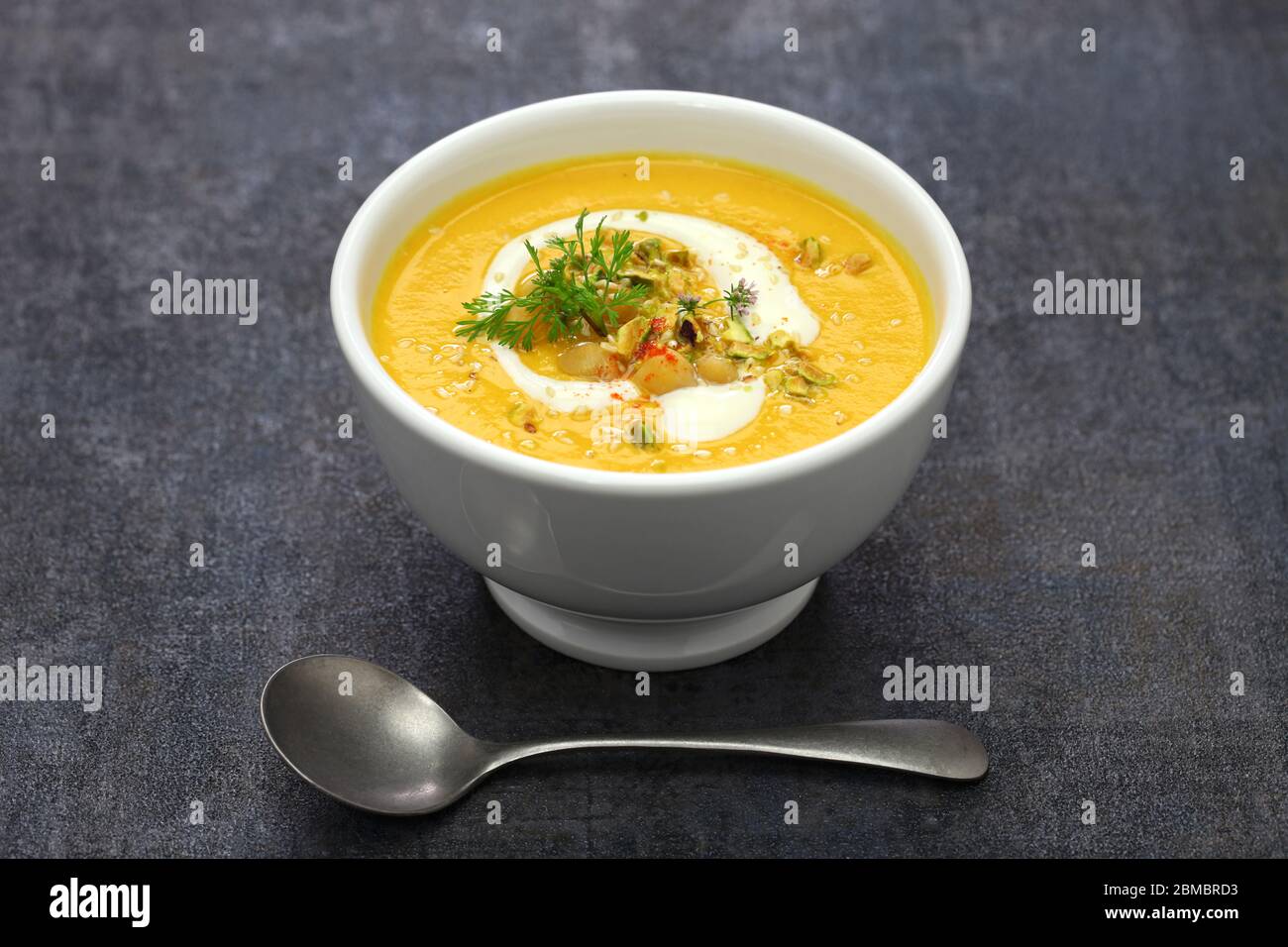 Karotten-Tahini-Suppe mit Kichererbsen Stockfoto