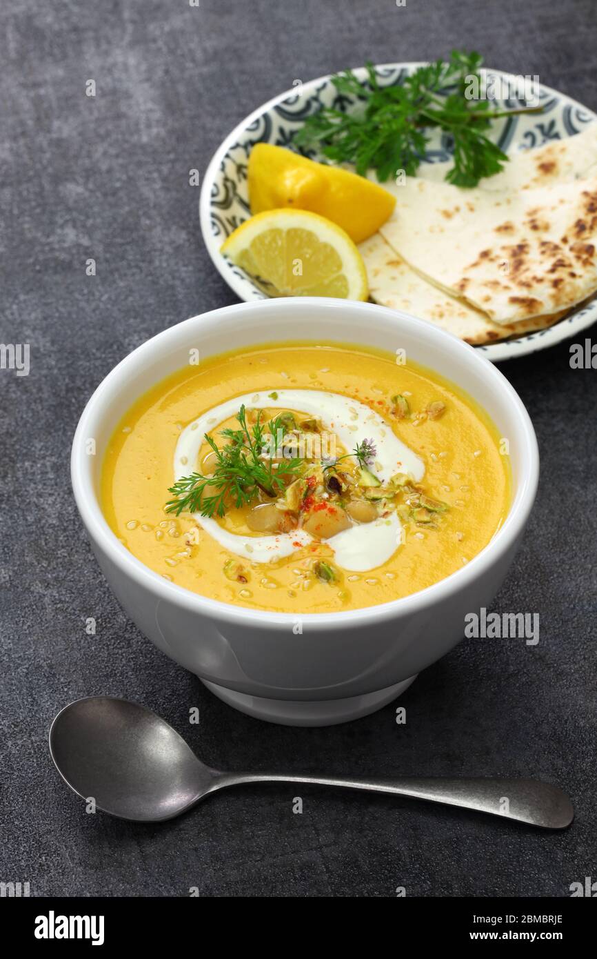 Karotten-Tahini-Suppe mit Kichererbsen Stockfoto