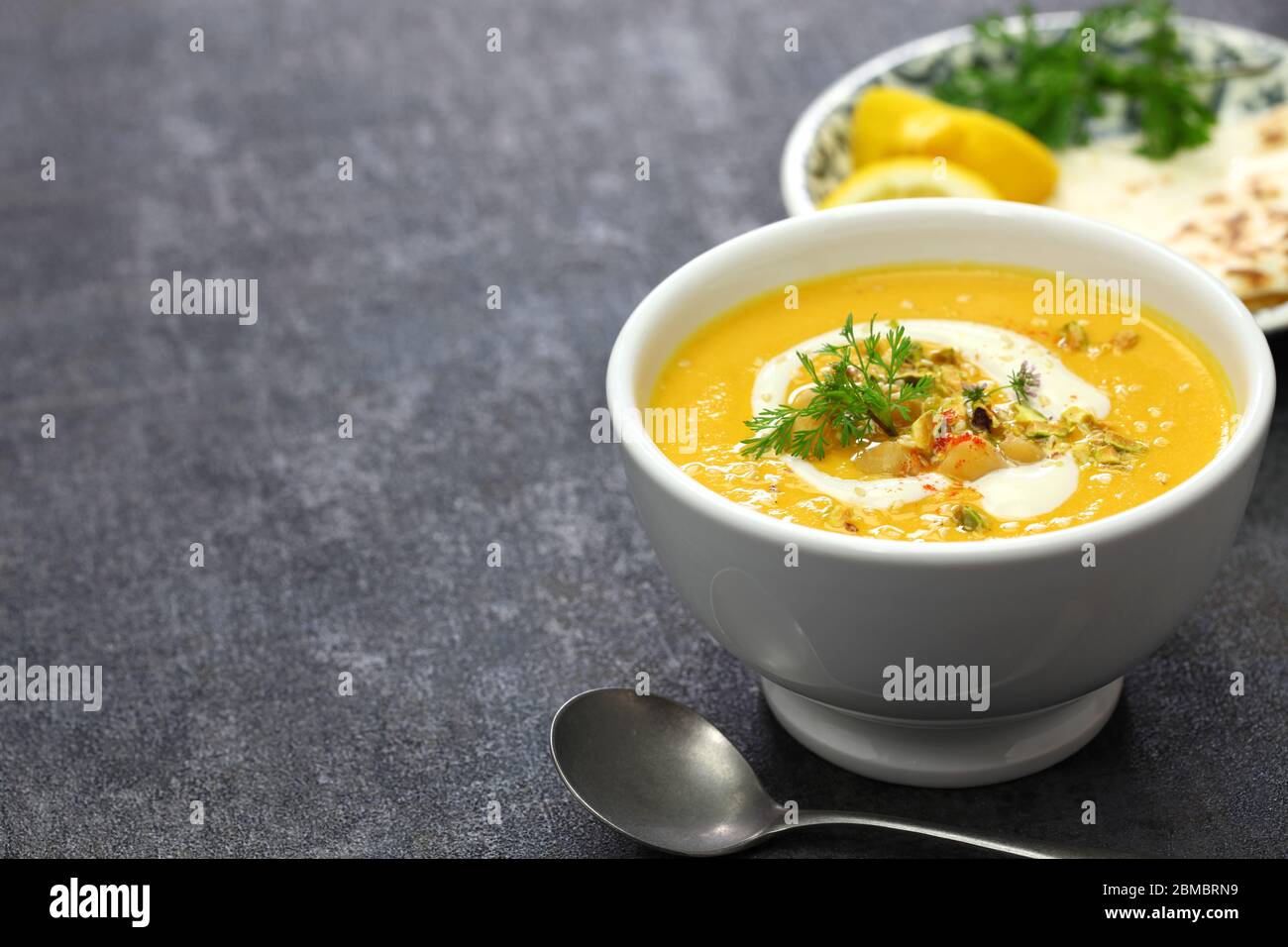 Karotten-Tahini-Suppe mit Kichererbsen Stockfoto