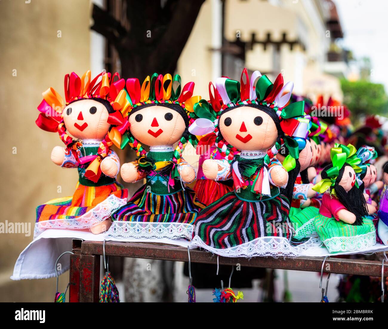 Traditionell gekleidete, handgenähte Puppen auf dem Straßenmarkt, Tlaquepaque, Jalisco, Mexiko. Stockfoto
