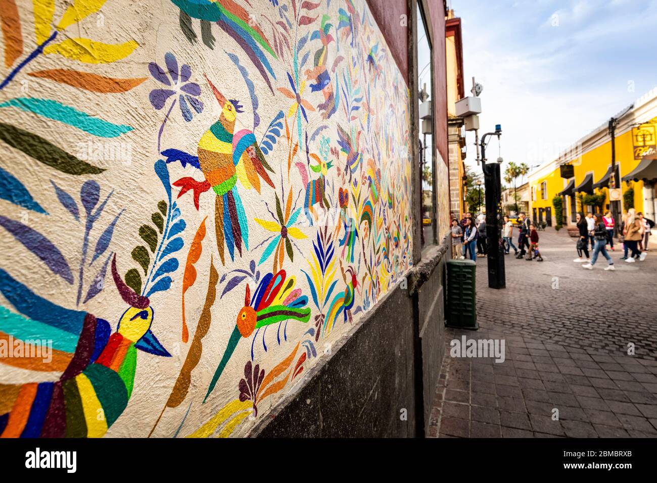 Bunt bemalte Wand in der Nähe der Märkte von Tlaquepaque in Guadalajara, Mexiko. Stockfoto