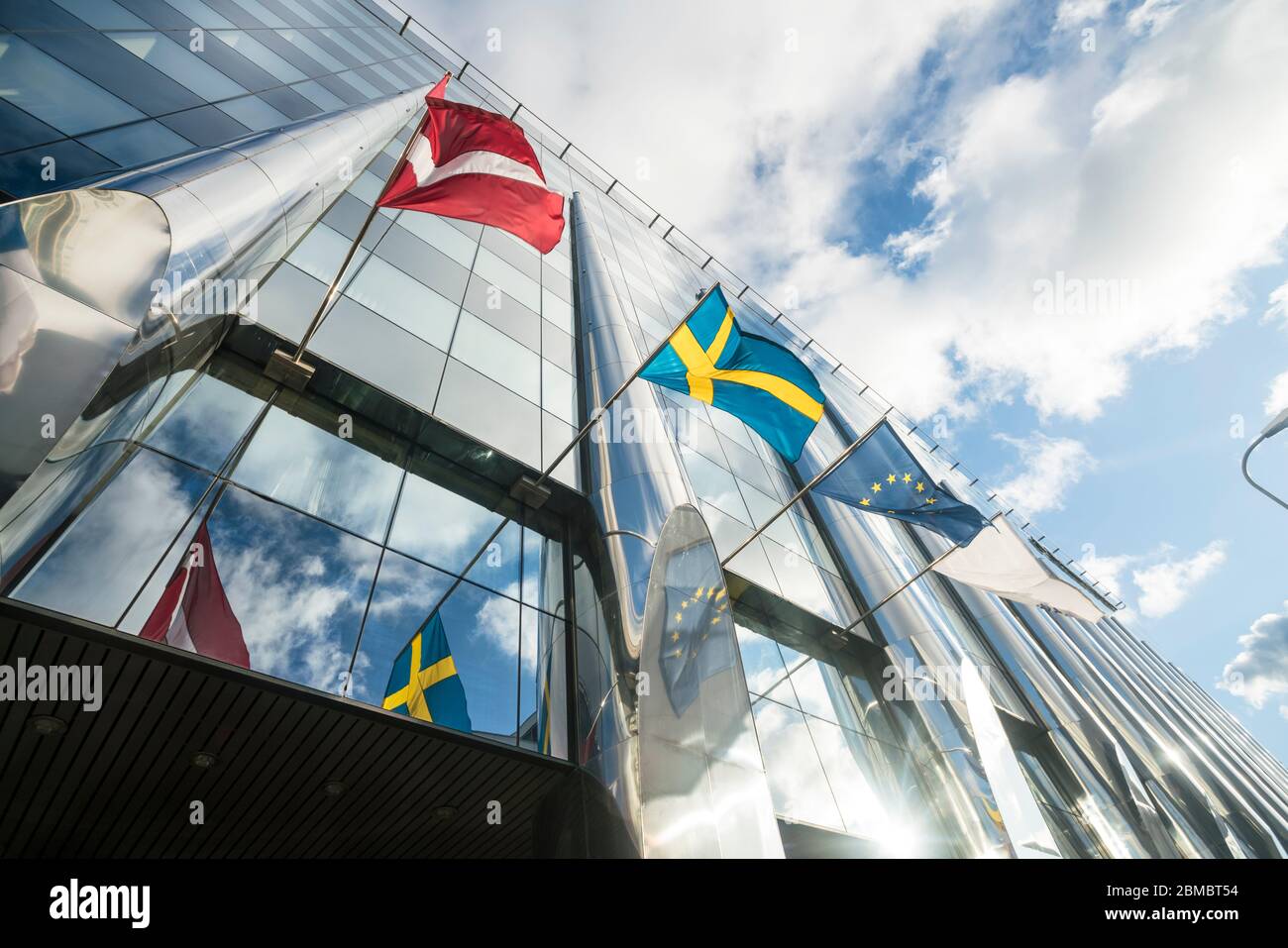 Moderne Hotelfassade mit skandinavischer und EU-Flagge Stockfoto