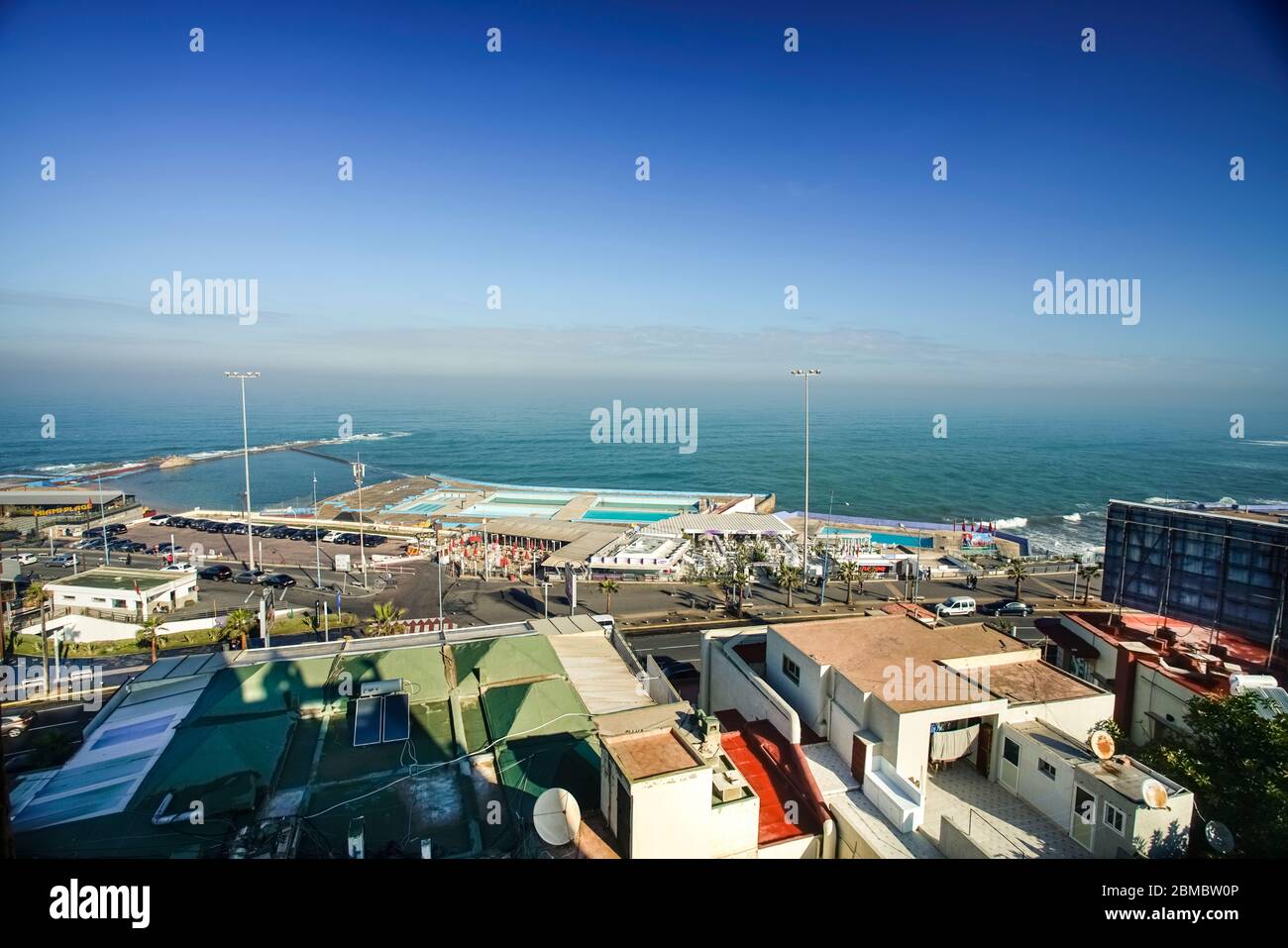 Blick auf die atlantikküste mit Schwimmbädern casablanca Stockfoto