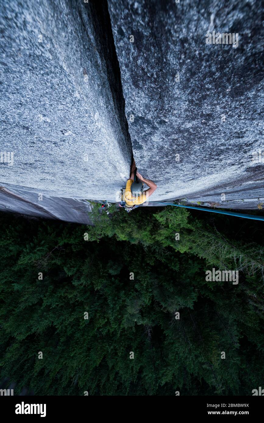 Mann klettert weit weg Breite klettern auf Granit in Squamish BC Kanada Stockfoto