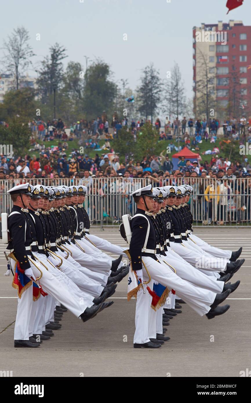 Mitglieder der Armada de Chile marschieren während der jährlichen Militärparade im Rahmen der Fiestas Patrias gedenkfeiern in Santiago, Chile vorbei. Stockfoto