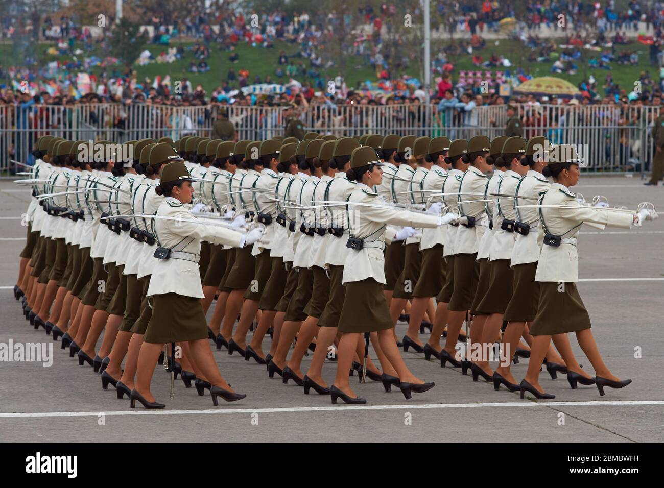 Der Carabinero marschiert bei der jährlichen Militärparade im Rahmen der Fiestas Patrias-gedenkfeiern in Santiago, Chile. Stockfoto