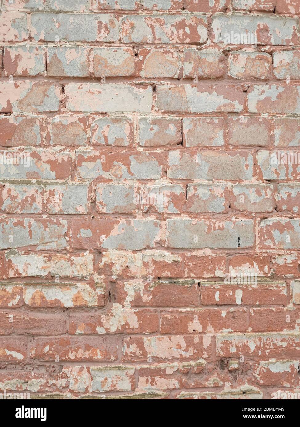 Alte Ziegelmauer aus rotem Backstein und mit Rissen Abrieb Stockfoto