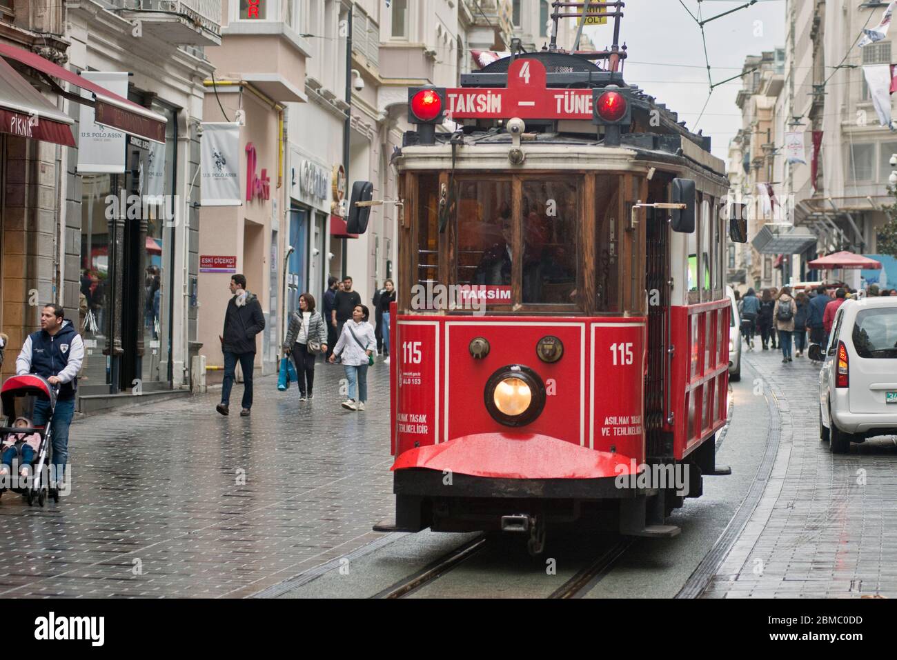 Istanbul nostalgische Straßenbahn, Istiklal-Allee (Taksim-Tünel-Linie) Stockfoto