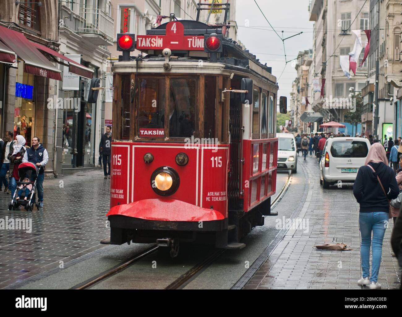 Istanbul nostalgische Straßenbahn, Istiklal-Allee (Taksim-Tünel-Linie) Stockfoto