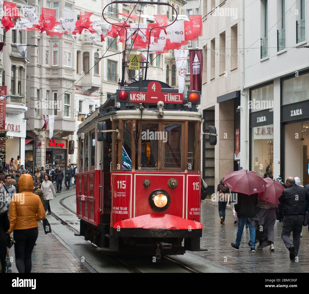 Istanbul nostalgische Straßenbahn, Istiklal-Allee (Taksim-Tünel-Linie) Stockfoto