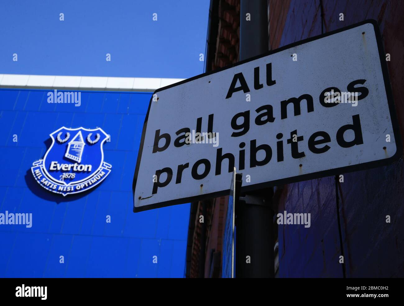 Liverpool, Großbritannien. Mai 2020. Everton's Goodison Park Stadion während der Aussetzung der Premier League. Ein Straßenschild an der Ecke der Goodison Road auf der Annäherung an das Stadion Kredit: Action Plus Sports/Alamy Live News Stockfoto