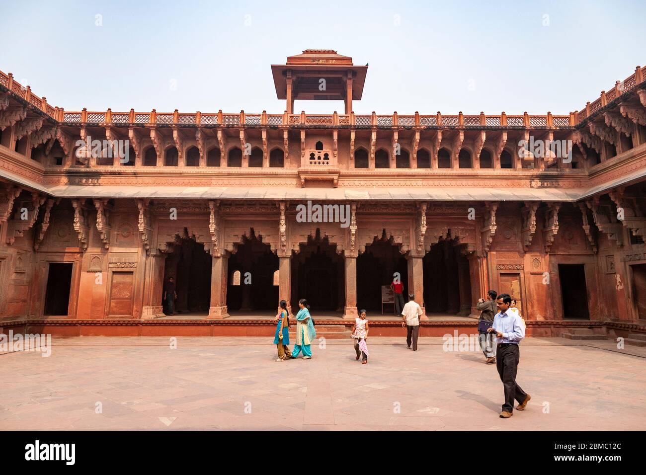 Ein Innenhof von Agra Fort, Uttar Pradesh, Indien Stockfoto