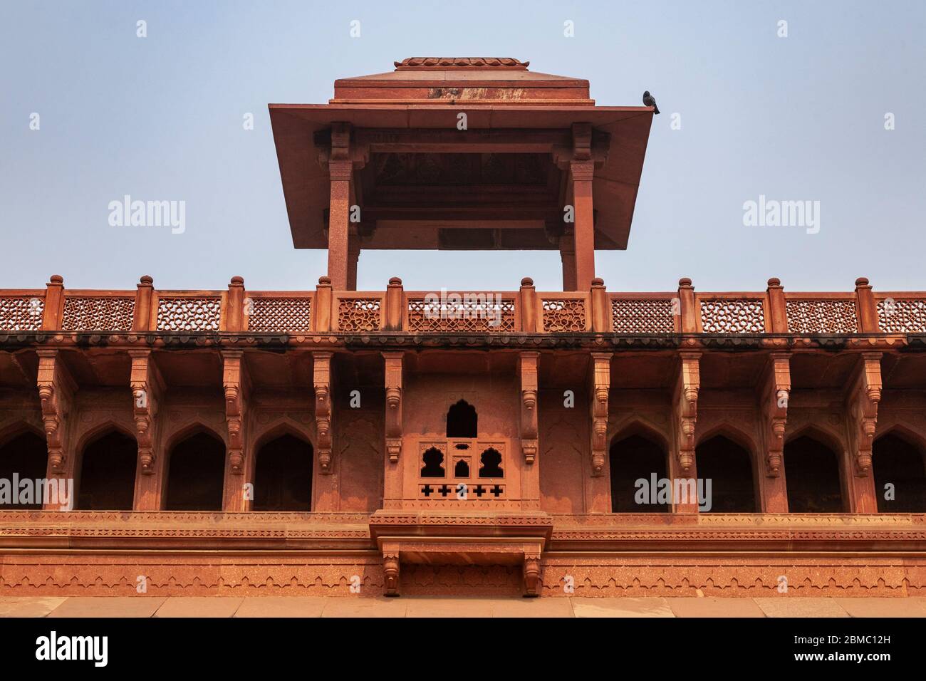 Detail der verzierten Schnitzereien im Innenhof von Agra Fort, Uttar Pradesh, Indien Stockfoto
