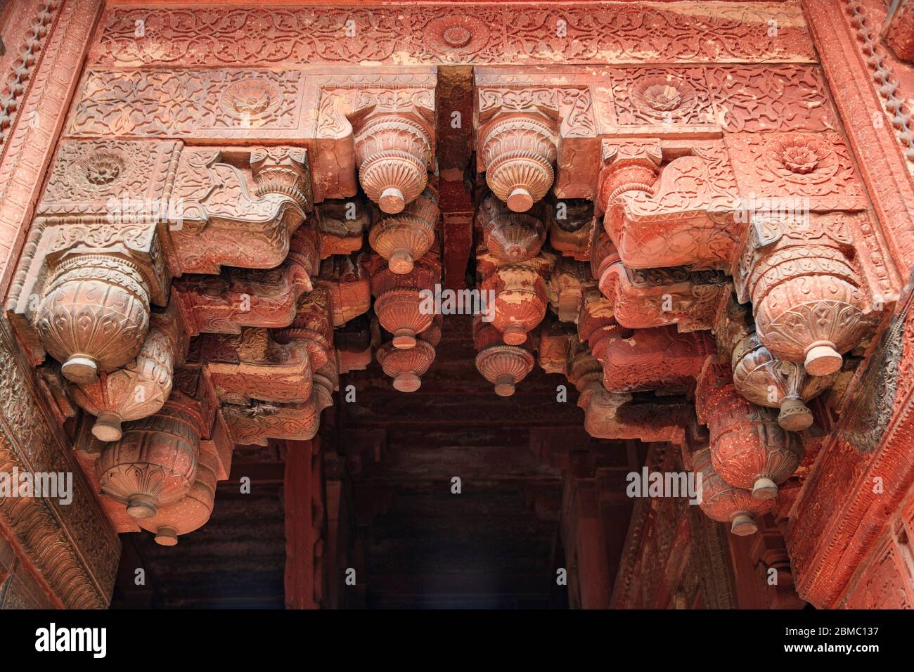Detail der dekorierten Säulen von Agra Fort in Uttar Pradesh, Indien Stockfoto