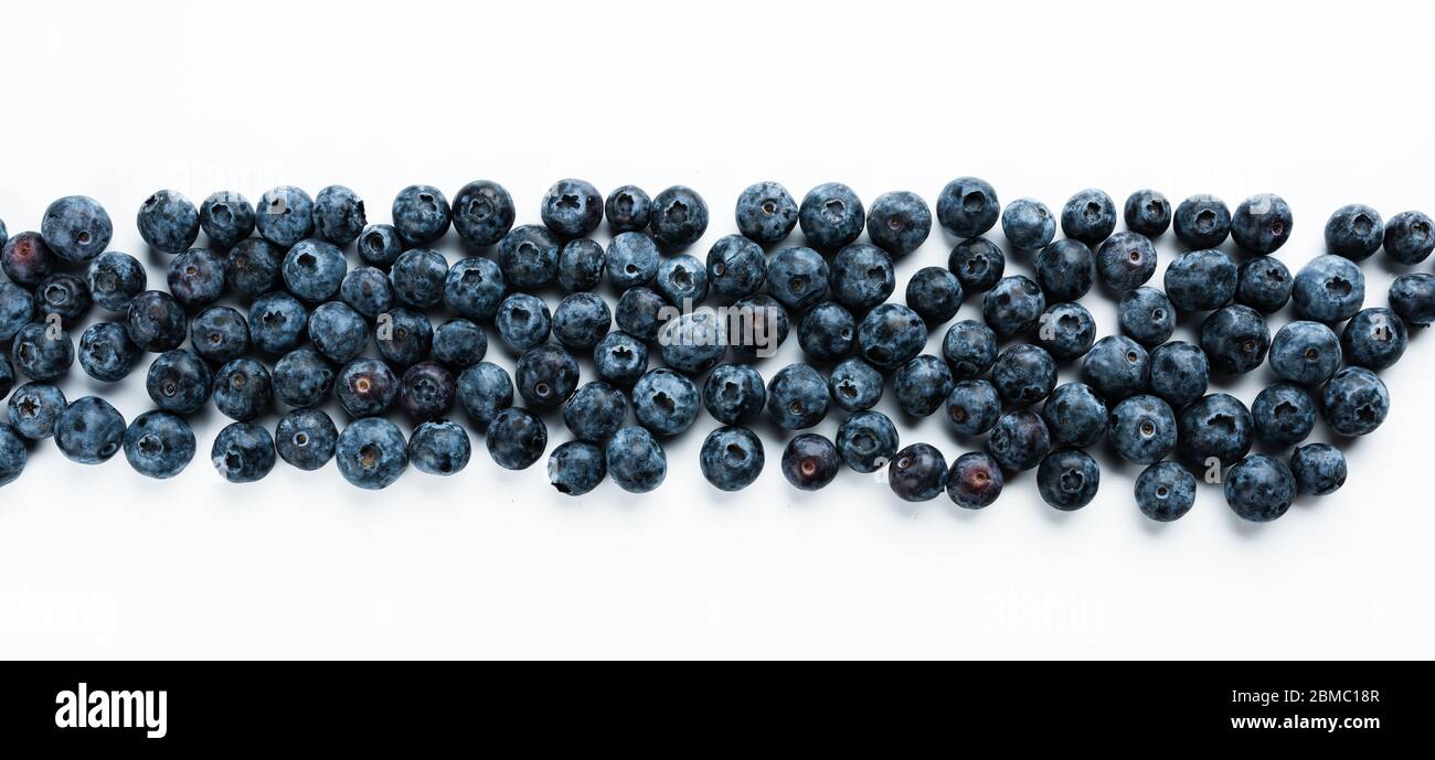 Blaue Beere auf weißem Hintergrund. Frische Delikatesse, Blick von oben Stockfoto