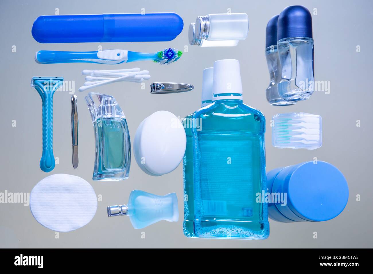 Körperpflegeartikel in blauen Farben auf Spiegelgrund Stockfoto