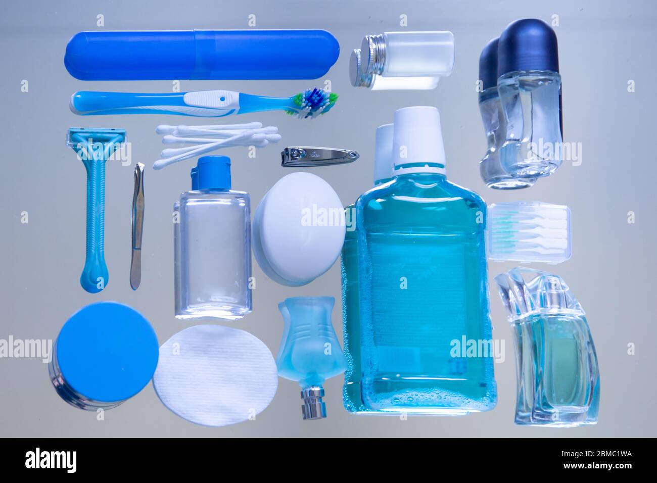 Körperpflegeartikel in blauen Farben auf Spiegelgrund Stockfoto