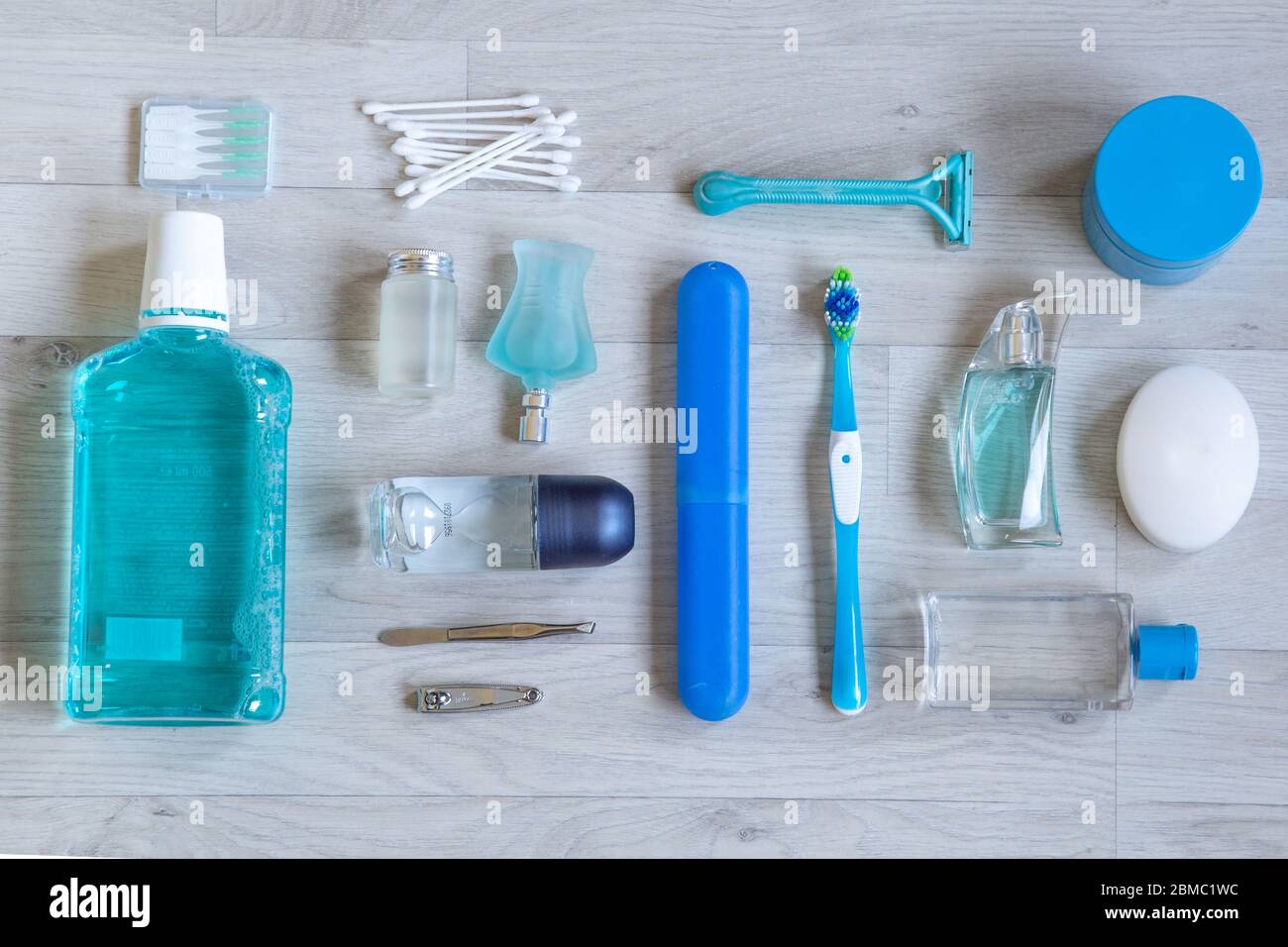 Körperpflegeartikel in blauen Farben auf hellem Holzhintergrund Stockfoto