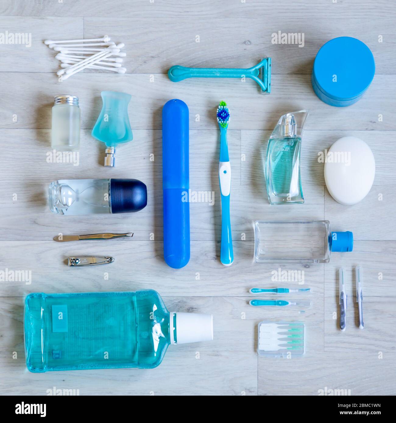 Körperpflegeartikel in blauen Farben auf hellem Holzhintergrund Stockfoto