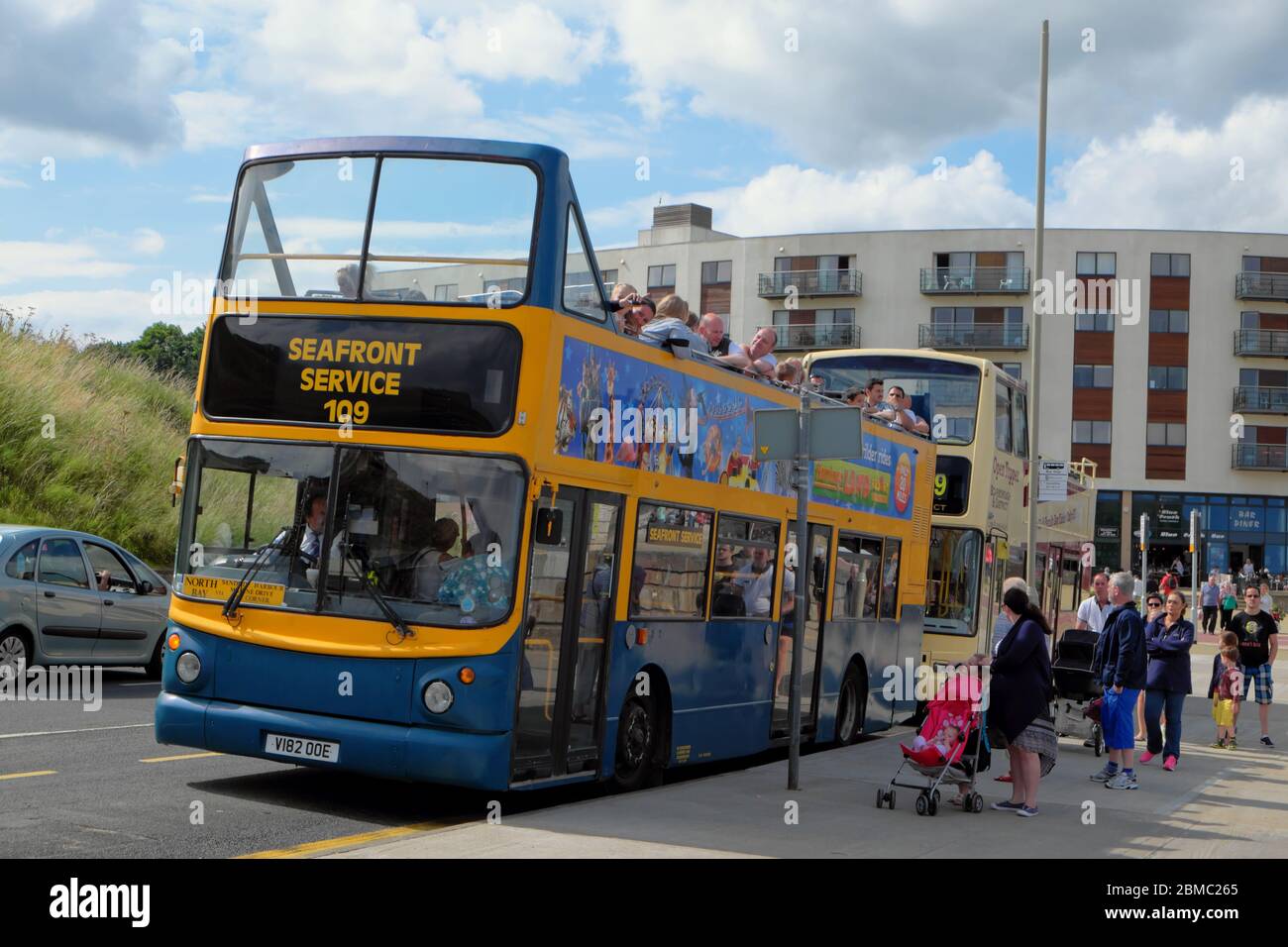 Seafront Service Bus Vorbereitung auf die Abfahrt von The Sands an der North Bay Bushaltestelle, Yorkshire England Stockfoto Seafront Service Bus Vorbereitung auf die Abfahrt von The Sands an der North Bay Bushaltestelle, Yorkshire England Stockfoto