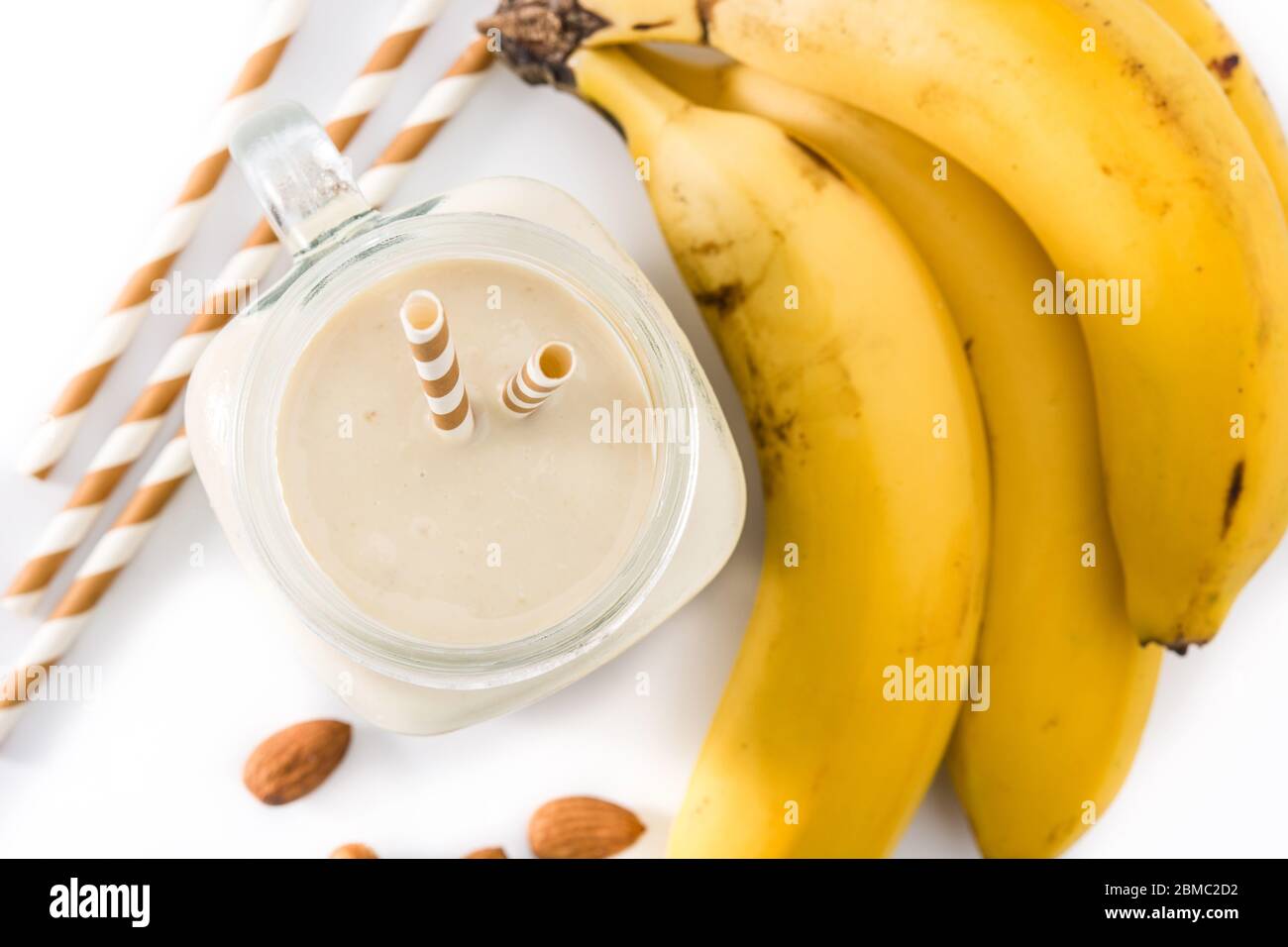 Banana Smoothie mit Mandel in Glas isoliert auf weißem Hintergrund Stockfoto