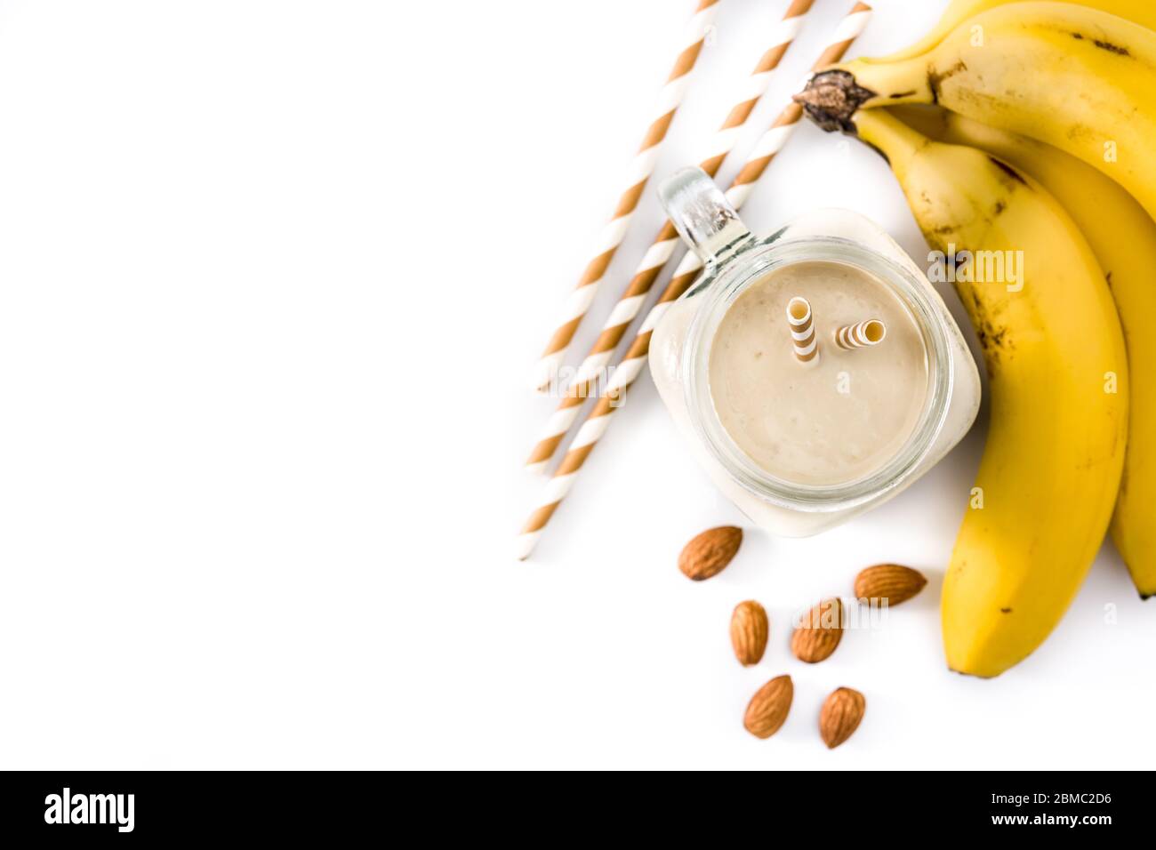 Banana Smoothie mit Mandel in Glas isoliert auf weißem Hintergrund Stockfoto