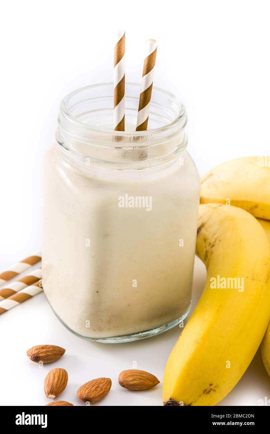 Banana Smoothie mit Mandel in Glas isoliert auf weißem Hintergrund Stockfoto