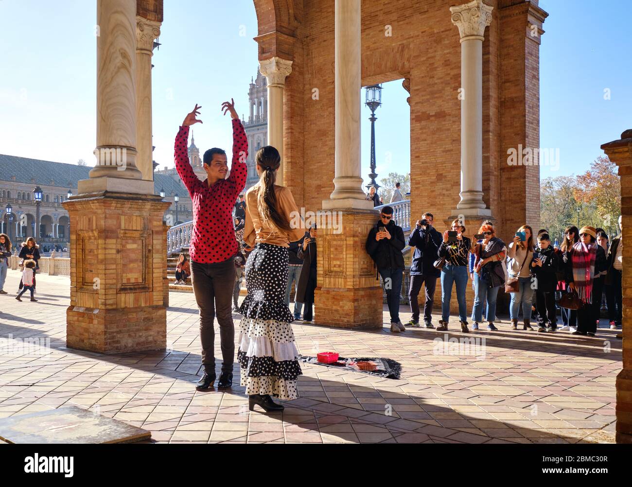 Sevilla, Spanien: 23. Dez 2019: Touristen genießen traditionelle Flamenco-Show auf der Straße, Vorstellung für Besucher auf der Plaza de Espana. Reiseattraktion und Spaß Stockfoto